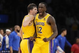 詹姆斯在对 詹姆斯在对